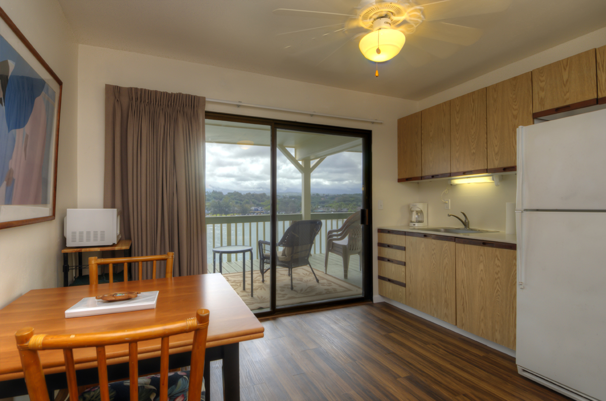 Kitchenette, small dining with lanai